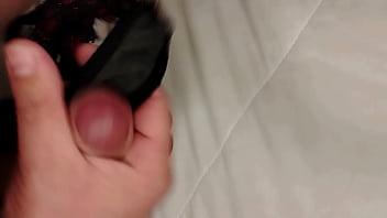 Bati uma punheta com a calcinha da minha madrasta e fui pego ele colocou a calcinha para sentir a porra