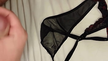 Bati uma punheta com a calcinha da minha madrasta e fui pego ele colocou a calcinha para sentir a porra