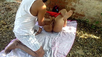 सौतेली माँ वेकेशन पर चुपके से अकेले में चाचा से चुद गयी जंगल में