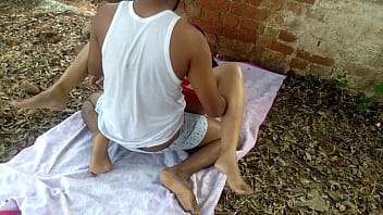 सौतेली माँ वेकेशन पर चुपके से अकेले में चाचा से चुद गयी जंगल में