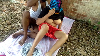 सौतेली माँ वेकेशन पर चुपके से अकेले में चाचा से चुद गयी जंगल में