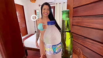 Dei sorte no meu trabalho essa morena safada me convidou para entrar e acabamos fodendo no seu quarto