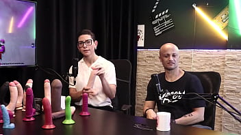 Os produtos são diferentes e os formatos dos paus eilani quina e victor luciano upper toys sheer red