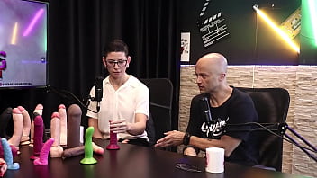 Os produtos são diferentes e os formatos dos paus eilani quina e victor luciano upper toys sheer red