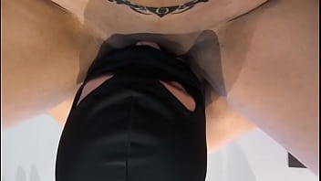 Corno limpando porra do macho que fudeu a esposa negra gostosa