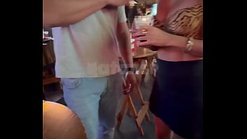 Encontrei um macho roludo na balada que me pegou na frente do corno e depois me comeu na pracinha num dogging safado completo no red