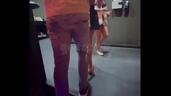 Encontrei um macho roludo na balada que me pegou na frente do corno e depois me comeu na pracinha num dogging safado completo no red