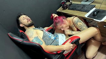 Camila vegas me chupando ajoelhada até me esvaziar