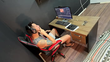 Camila vegas me chupando ajoelhada até me esvaziar