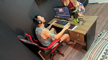 Camila vegas me chupando ajoelhada até me esvaziar