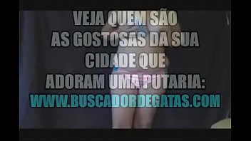 Coroa brincando com a buceta