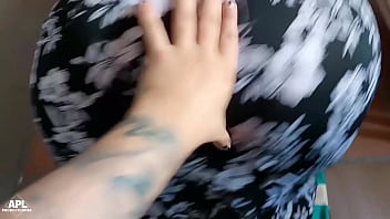 La puta de mi madrastra me mueve su gran culo mientras acaricio mi polla para meterle mi rica y gruesa verga en su apretado y gran culo parte 1