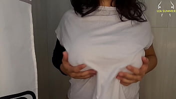 Zorrita muestra sus enormes tetas con una camiseta mojada juega con su coño y se toca el cuerpo pidiendo leche