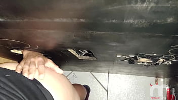 Chupei um negro dotado no gloryhole e tomei todo o leitinho quente