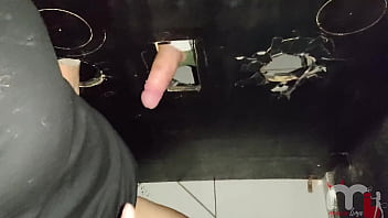 Chupei um negro dotado no gloryhole e tomei todo o leitinho quente
