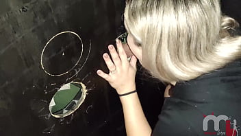 Chupei um negro dotado no gloryhole e tomei todo o leitinho quente