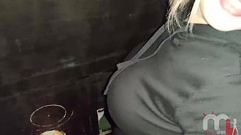 Chupei um negro dotado no gloryhole e tomei todo o leitinho quente