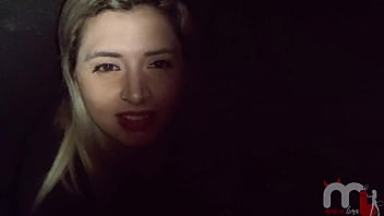 Chupei um negro dotado no gloryhole e tomei todo o leitinho quente