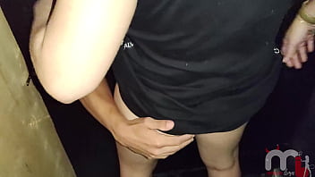 Chupei um negro dotado no gloryhole e tomei todo o leitinho quente