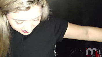 Chupei um negro dotado no gloryhole e tomei todo o leitinho quente