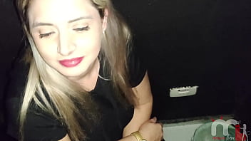 Chupei um negro dotado no gloryhole e tomei todo o leitinho quente