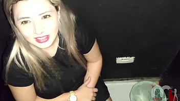 Chupei um negro dotado no gloryhole e tomei todo o leitinho quente