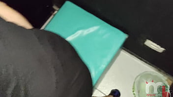 Chupei um negro dotado no gloryhole e tomei todo o leitinho quente