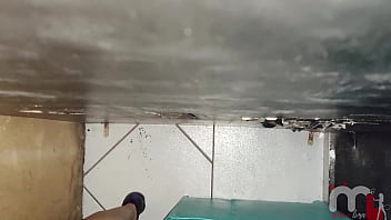 Chupei um negro dotado no gloryhole e tomei todo o leitinho quente