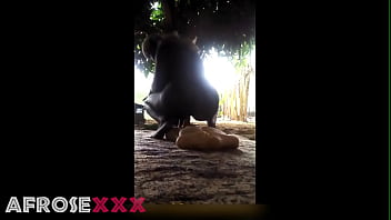 Dehors chevauchant un jouet sexuel