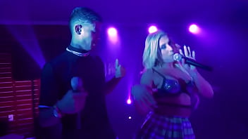 A Safadinha Do Forró Cantando No Palco Sua Música Nova thumbnail