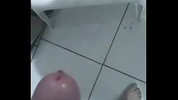 Jalandome La Pija Rico En El Baño Del Balneario thumbnail