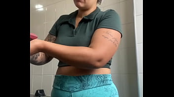 Gosto de mostrar minha rachada inchada