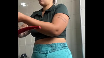 Gosto de mostrar minha rachada inchada