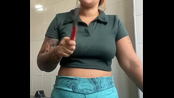 Gosto de mostrar minha rachada inchada