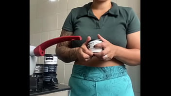 Gosto de mostrar minha rachada inchada