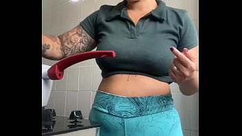 Gosto de mostrar minha rachada inchada