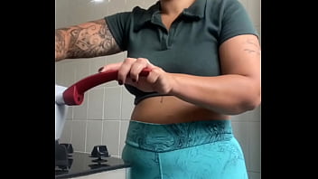 Gosto de mostrar minha rachada inchada