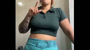 Gosto de mostrar minha rachada inchada