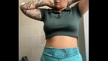 Gosto de mostrar minha rachada inchada