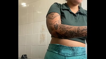 Gosto de mostrar minha rachada inchada