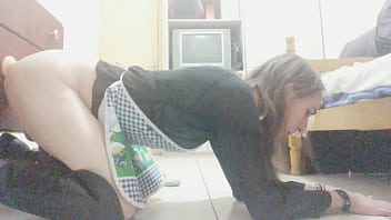 Doméstica Fudendo O Cuzinho Com O Dildo thumbnail