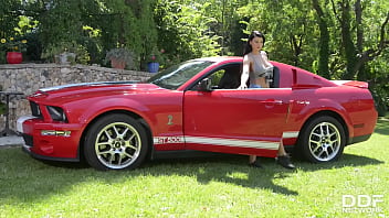 College hottie gives car body shine with t&a