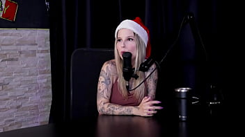 Safada se masturba após dizer que tem vontade de fazer ménage nunca foi em casa de swing gosta de uns tapas e perdeu a virgindade com baby fire watch sheer red