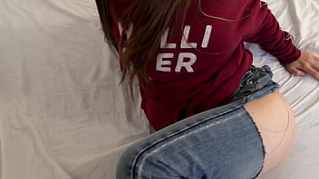 My stepsister let me ripped her pants to fuck her pussy and she ended swallowing my cum