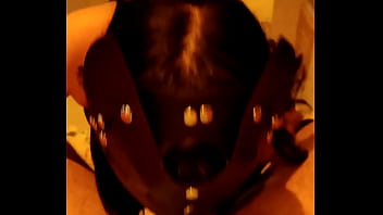 Tocandose un poquito más