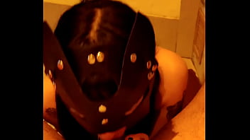 Tocandose un poquito más