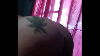 Tocandose un poquito más