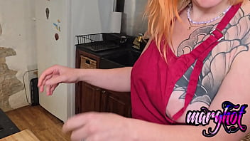 Mon mec me défonce le cul dans ma cuisine j'essaye de faire à manger quand