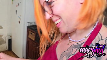 Mon mec me défonce le cul dans ma cuisine j'essaye de faire à manger quand