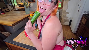 Mon mec me défonce le cul dans ma cuisine j'essaye de faire à manger quand